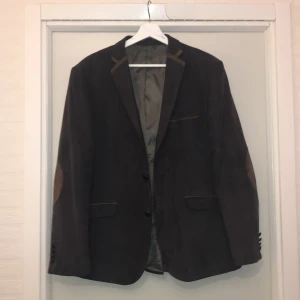 kavaj  - kavaj stl L  med skinn på sidan pris 299 kr 