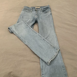 Jeans - Ljusblå Levis jeans 724 High Rise Straight. Stretchiga i materialet och passar därmed fler storlekar, exempelvis mig som vanligtvis har xs/s. Köpare står för frakt💕