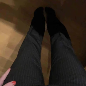 Randiga byxor  - Randiga kostymbyxor från madlady storlek 36, säljes då jag har två par av dem 