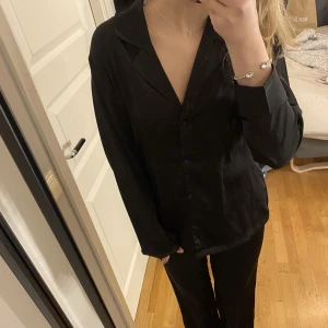 Siden sett  - Säljer ett helt oanvänt siden sett, prislapp kvar på både tröja och byxor. Säljer då jag ej hann lämna tillbaka i butik och har fått en annan. Ordenarie pris är 300kr st skulle kunna sälja för 450 vid snabb affär ❤️