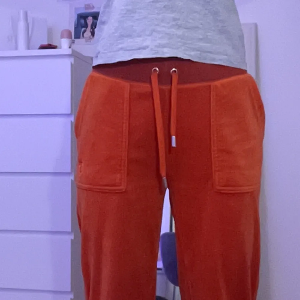 ett par orangea juicy byxor i storlek XS, säljer dessa pga att jag inte får någon användning av dom, skriv för mer bilder!. Jeans & Byxor.