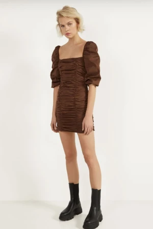 Asos, Bershka, trendy, mode, klänning, storlek medium M - Jag säljer den här jättefina klänningen på grund av flytt.  Supercool och trendy Marke: Bershka storlek M  Använts bara 2 gånger.  Du kan också hämta varan hos mig istället att jag skickar till dig. Jag bor på Hornstull. 