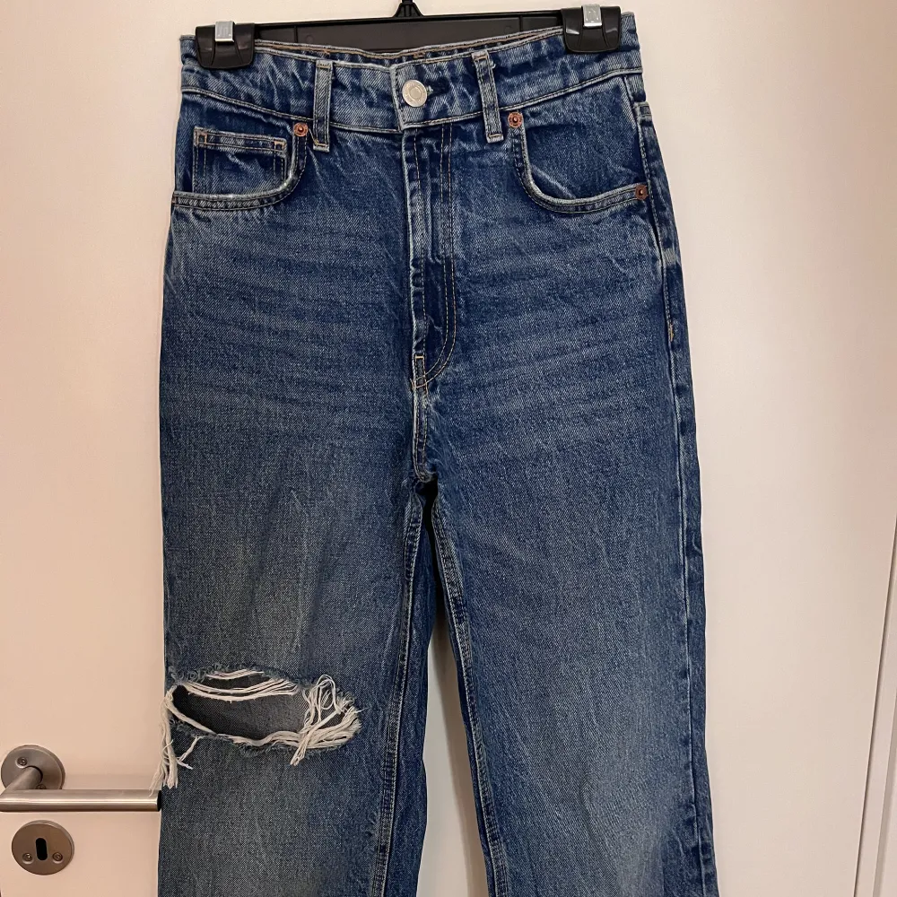 Blå jeans från zara med hål på knäet.. Jeans & Byxor.