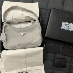 Prada re edition - Så fin ljus blå prada väska! Inköpt i prada butiken på Birgerjarlsgatan. Färgen heter cornflower, ny pris: 10.200kr