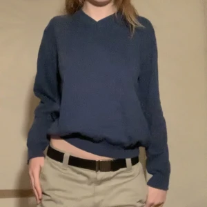 Stickad tröja - Super fin stickad tröja i blå/grön färg. Defekt hål i armhålan på sista bilden. Bomull och cashmere