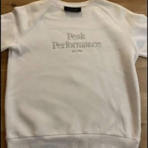 Vit peak performance  - Bra skick, knappt använd Dock är där en ljusgrå fläck på armbågen men inget jag hade störts av
