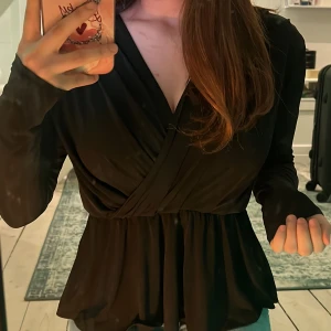 Svart blus -  Väldigt fin helt ny blus till en utekväll med tjejerna Till exempel Materialet är så himla skön 