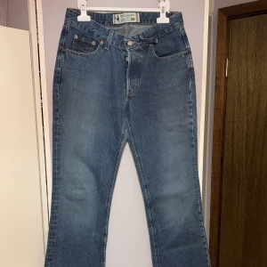 Low Rise Crocket jeans - Jätte snygga Lowrise, mörk blåa flared crocket jeans. Tyvärr har de en liten skavank men inget man tänker på och bortsätt från de är de i mycket bra skick. Vintage som jag fått av min mamma från när hon var yngre. Funkar förmodligen bra för strl 34.
