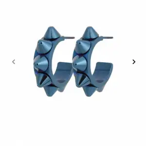 Säljer världens snyggaste blåa örhängen från Edblad, använda en gång. Nypris 349kr, säljes för 200kr