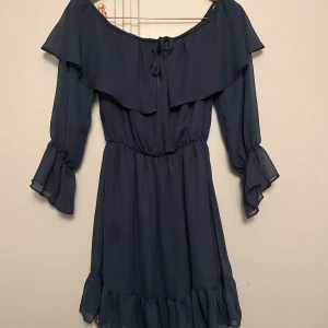 Missguided off-shoulder klänning - Blå off-shoulder klänning från Missguided. Sparsamt använd och i fint skick!  Storlek 8 / M  Kan fraktas eller mötas upp inom Stockholm! 100kr + frakt 🌸