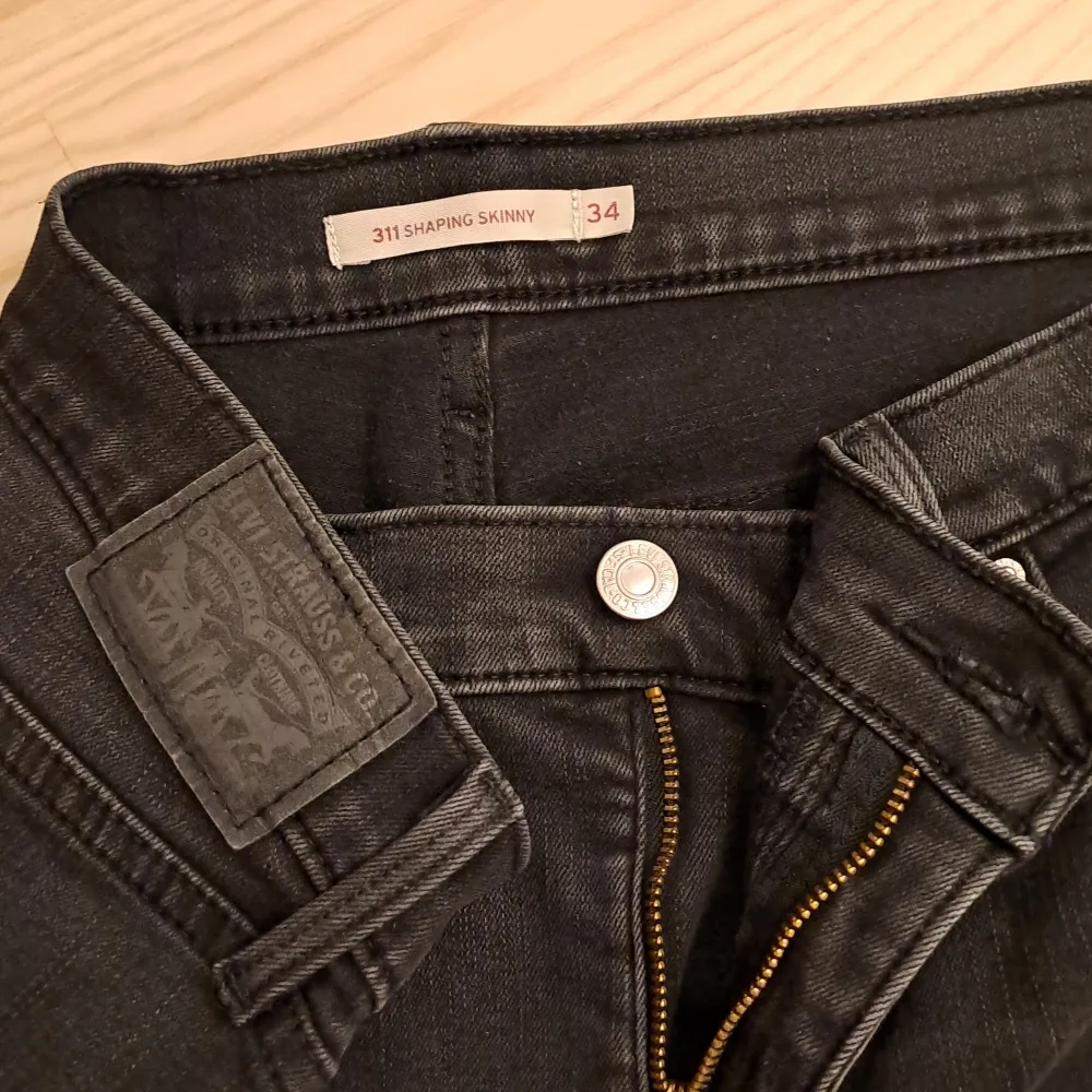 Shaping skinny jeans. Byxorna säljs för att dom ör för stora och jag vill byta utt min gaderob. För mer info så skrv gärna:). Jeans & Byxor.
