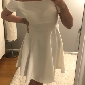 Vit klänning  - Jättefin vit klänning från Nelly som tyvärr inte kommer till användning längre. Så fin passform och jätteskönt material💕