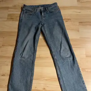 Säljer min arrow low straight jeans från weekday i storlek 25/32. Har varit mina favoritjeans men passar tyvärr inte längre. Säljer för 350 exslusive frakt❤️❤️❤️