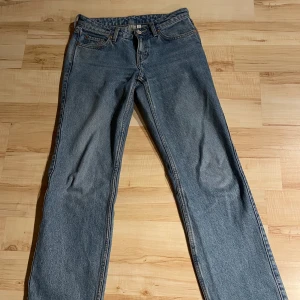 Arrow low straight jeans - Säljer min arrow low straight jeans från weekday i storlek 25/32. Har varit mina favoritjeans men passar tyvärr inte längre. Säljer för 200 inkl frakt❤️❤️❤️