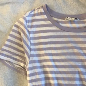 T-shirt - Säljer denna jättefina t-shirt från monki. Den är lila/vit randig💜säljes för den aldrig kommer till användning. Alltså i ny skick!💖 Köp genom knappen ”köp nu”💖