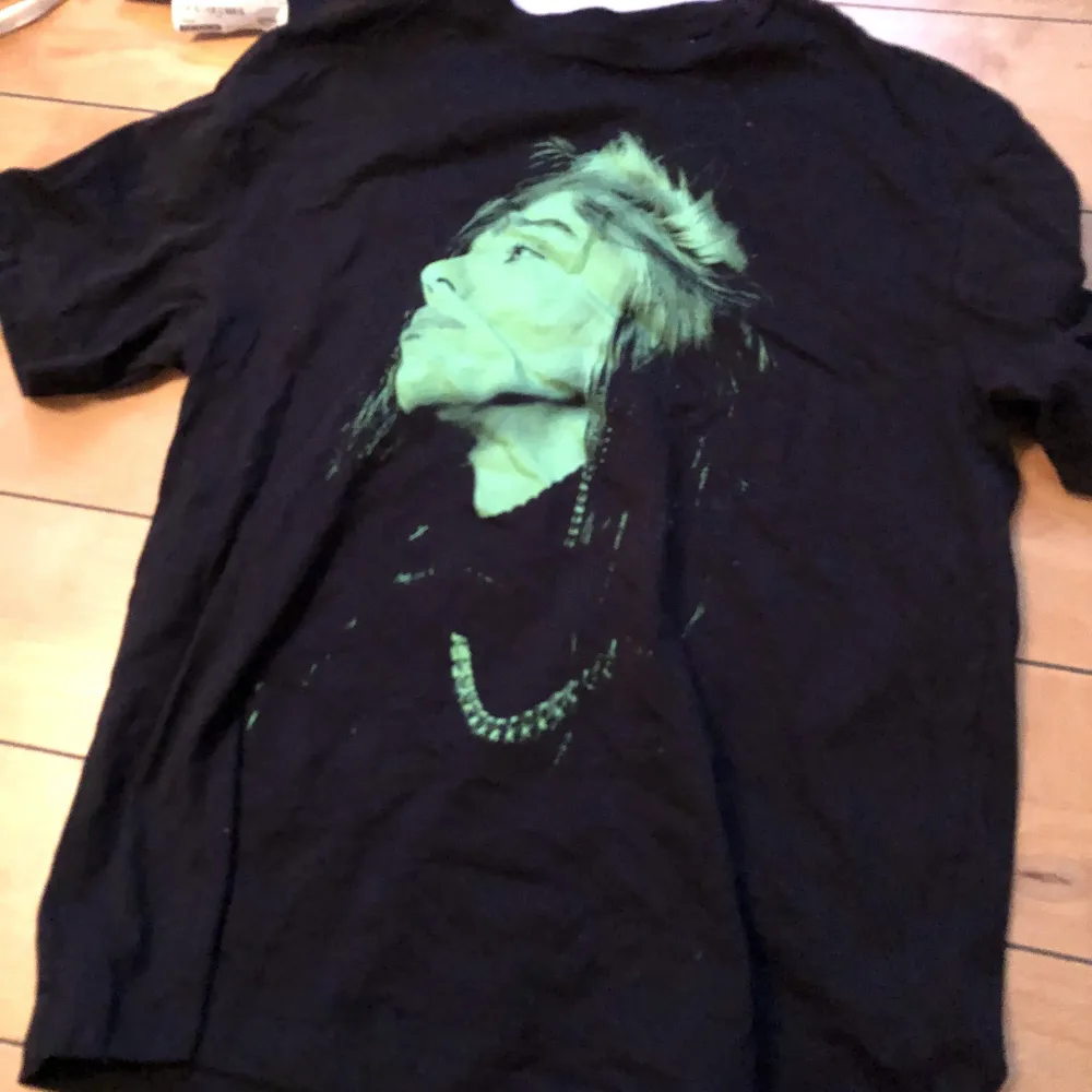 Billie Eilish T-shirt, aldrig använd! Iver sized i storleken! Frakt tillkommer på 50kr:). T-shirts.