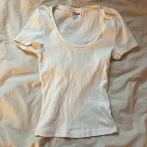 En supersöt vit/cremevit ribbad t-shirt från veromoda. Stretchigt material, den är även u-ringad❤️