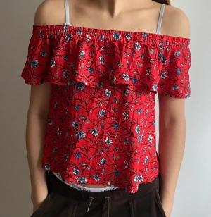 Blus Gina tricot - Från Gina. Jättefin både till jul och sommar. Välj om du vill ha sidorna nedhasade eller på axlarna (mjukt resår här).