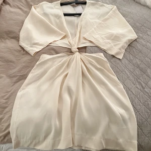 Off White klänning från hm - Så snygg klänning från HM som tyvärr var lite för stor, därav aldrig använd :( Prislappen sitter kvar! Köparen står för frakt <3