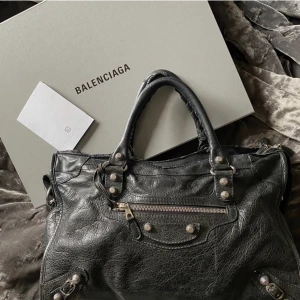 Balenciaga City bag  - Intressekoll på väska från balenciaga. Modellen är City, mellanstorleken (38x23cm). Kvitto finns kvar och dustbag. Hör av dig om du har frågor🥰