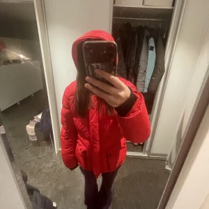 Vinterjacka  - Röd vinterjacka från Everest, lite fjällrävenvibe tycker jag🙏🙏 Storlek 34 men skulle nog även passa en 36! 