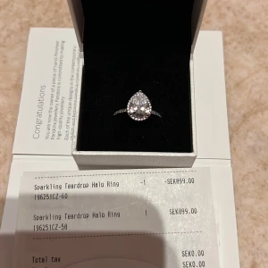 Pandora tearsrop silver ring - Silver ring från Pandora i teardrop form med en diamant halo. Ringen är i mycket bra skick då den inte användes mycket. Stl 60.  Kvitto och boxen finns kvar.