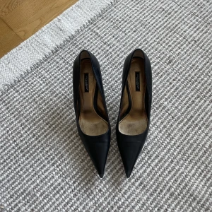 Dolce & gabbana klackar  - Säljer dessa faaantastiska pumps från Dolce and Gabbana då de tyvärr är för små för mig. Köpta på sellpy för två veckor sedan (lappen kvar under). Klackarna är storlek 39 men skulle säga att de passar en 38. Peeerfekta klackarna till nyårsfesten<3