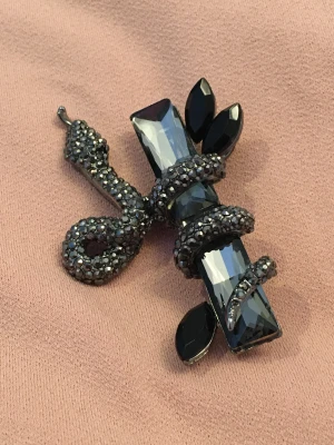 Brosch orm - En slingrande orm med glittriga rhinestones 