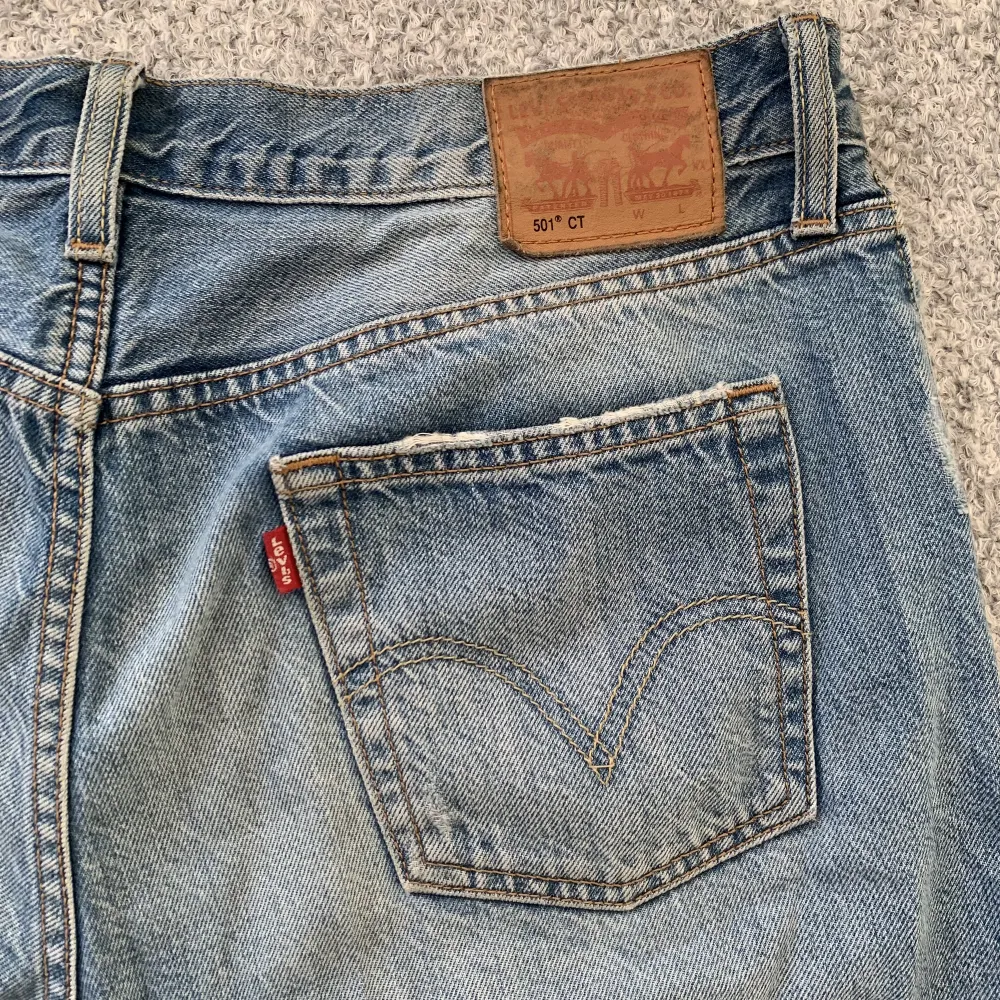 Distressed Levi strauss jeans model 501. Lågmidjade med straight leg cut. . Jeans & Byxor.