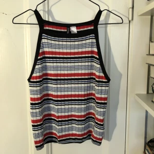 Ribbstickat linne - Ribbstickat linne med mycket stretch. Superfint skuren upptill. Använt men gott skick 