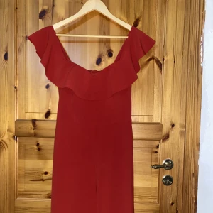 Jumpsuit  - Säljer min jumpsuit som är andvänd bara 2 gånger, den är i bra skick pch jättefin nu till jul❤️