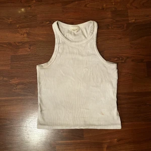 Vitt linne - Modernt linne storlek M. Inte supervitt längre därmed priset. 