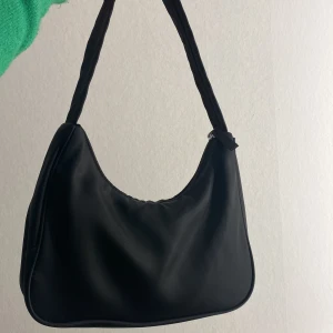 Väska - Fin väska från monki❤️❤️säljer då den inte används❤️köpte för ca 300kr, den är i vädligt bra skick