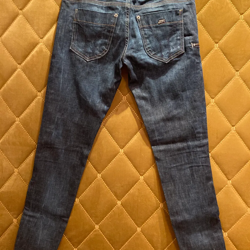 Skinny jeans från Miss Sixty, låg midja. Strl 26, dragkedjor som går snett vid benen. Använda fåtal gånger, jättebra skick! Köparen betalar frakt eller möts upp i Göteborg.. Jeans & Byxor.