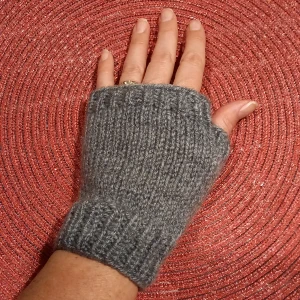 Nya gråa torgvantar stl S/L - VINTERREA! Ett par nya, gråa torgvantar. Jag har stickat dem i ett garn som är varmt och skönt, men inte stickigt. Kan tvättas i 40 grader. Pris 87 kr+ frakt som vanligt brev. Totalt 100 kr inkl. frakt. Ord pris 115 kr. Följ mig så ser du nya annonser!