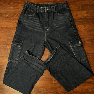 Snygga baggyjeans - Ganska stora snygga jeans med fickor på sidorna. Använda en gång.  Storlek M/L