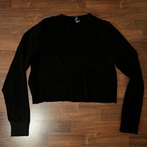 Svart basic tröja  - Skön basic svart långärmad.  Storlek M