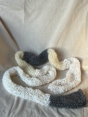 Skinny scarf - Handstickad smal halsduk i akryl, ull och mohair. Tveka inte för frågor och personliga beställningar tex!   Hitta mig på Instagram : @ la.marge_