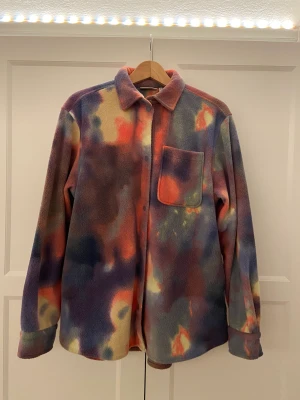 Weekday Tie dye fleece small - Härligaste fleecen från Weekday, storlek small. 