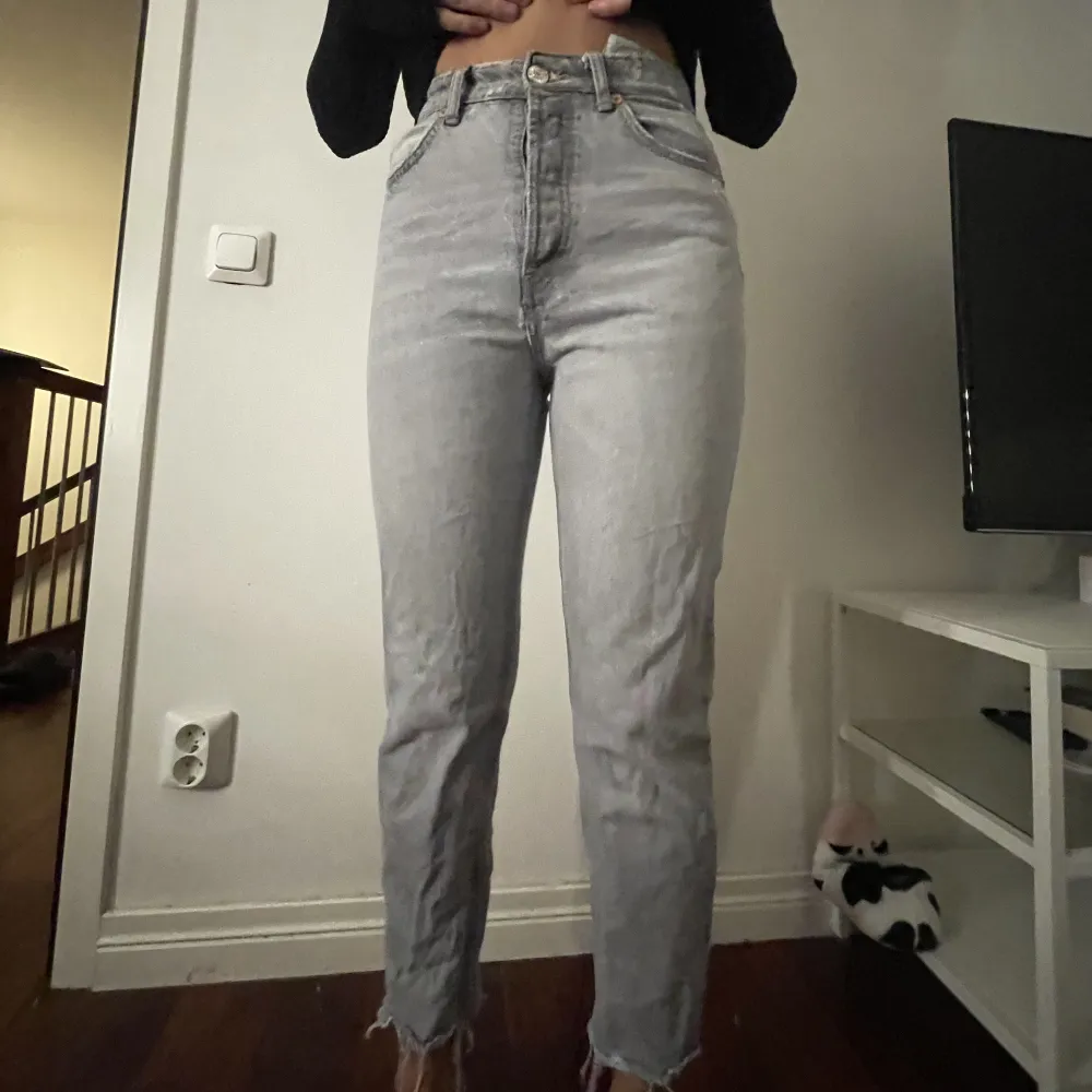 snygga gråa jeans från zara!👏. Jeans & Byxor.