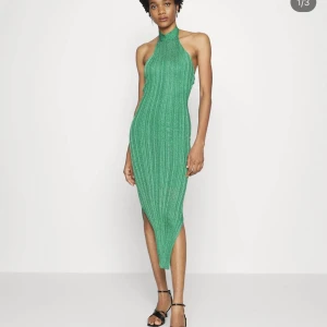 Grön glittrig klänning  - Från ginatricot 