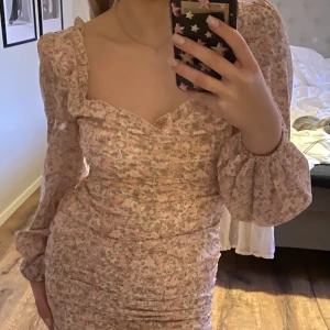 Sommarklänning - Mått: x/s  Är 1,64m