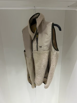 Väst - Skön väst, västen värmer ganska bra och är i väldigt bra skick