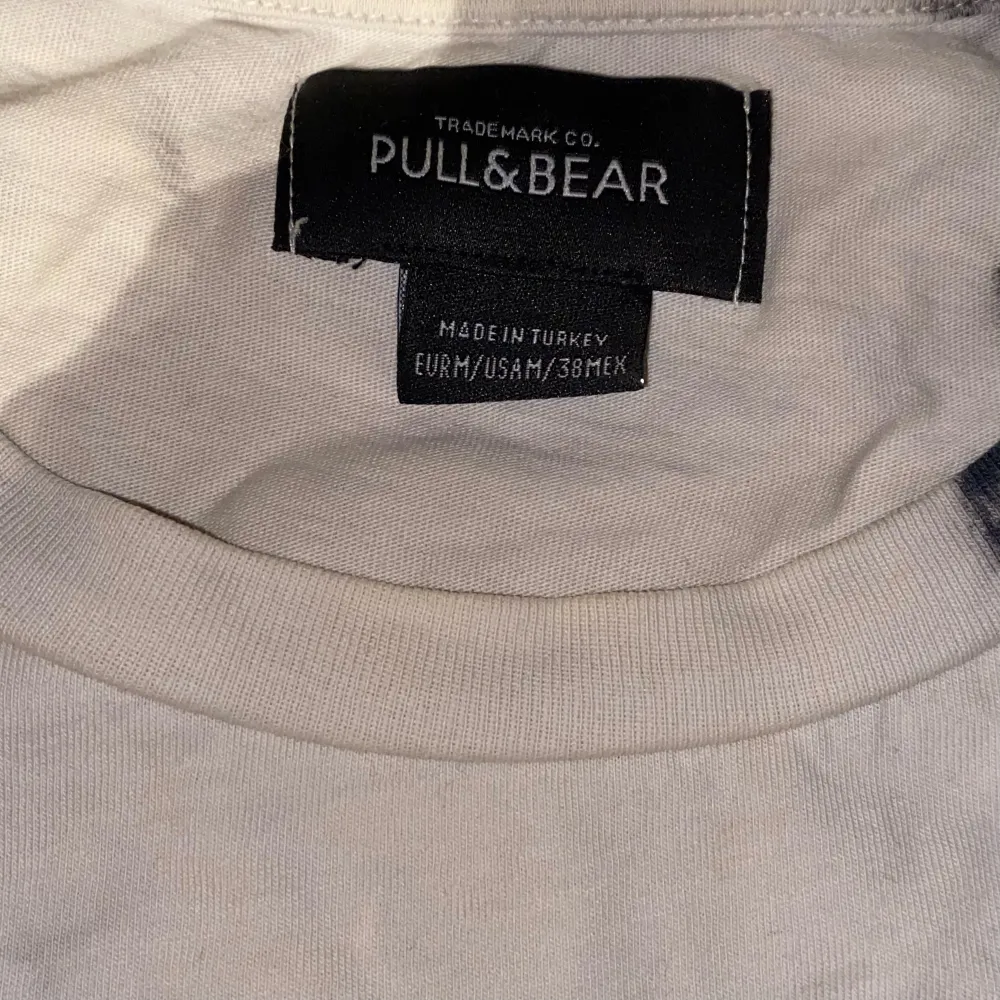 Pull&bear T-shirt i använt skick. T-shirts.