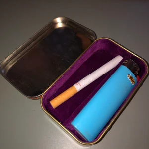 Cigarettpaket INTRESSEKOLL - Jag gjorde denna ask på Tiktok som fick lite visningar! Just nu finns det bara ett exemplar (vilket jag gärna behåller själv) men skriv ett meddelande via det här inlägget om du är sugen på att köpa en i framtiden när jag har hittat flera askar på loppis 