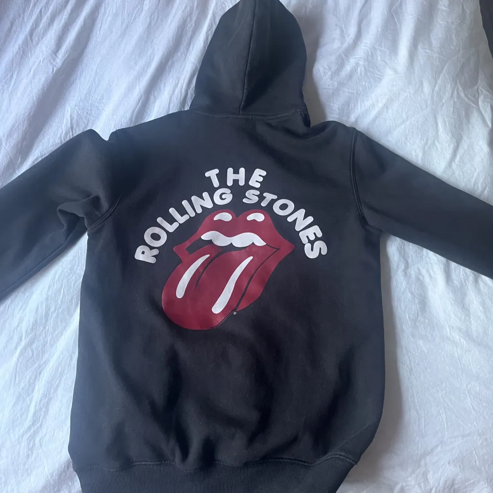En The Rolling Stones hoodie ifrån H&M.  Skriv ifall du har frågor! . Hoodies.