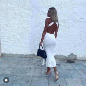 Vit klänning med öppen rygg - Super fin vit klänning från chiquelle med öppen rygg. Klänningen är i one size men skulle säga en s-m, den är dock väldigt skön och stretchig så kan nog användas av alla storlekar. Sparsamt använd.          Kan mötas upp i Stockholm annars funkar frakt också.