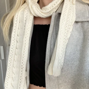 Halsduk  - Jättesöt stickad halsduk i fint skick❤️