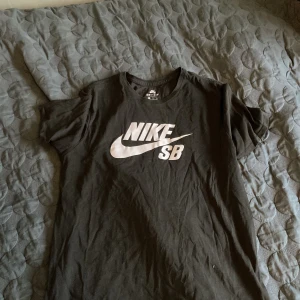 Nike SB t shirt - Nike SB t i storlek M.