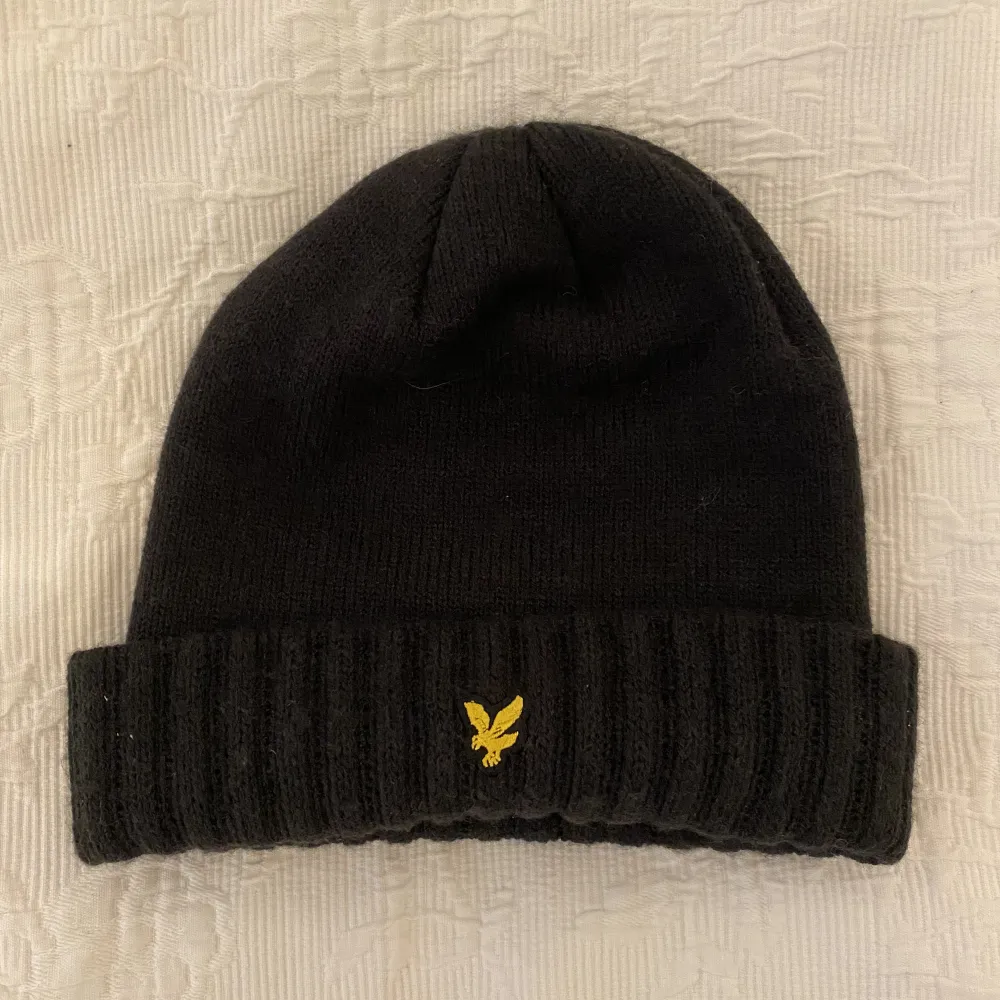 (Tvättas innan!!) jätte fin mössa i det populära märket Lyle & Scott. Knappt använd så säljer då den inte kommer till användning☺️🫶🏻. Accessoarer.